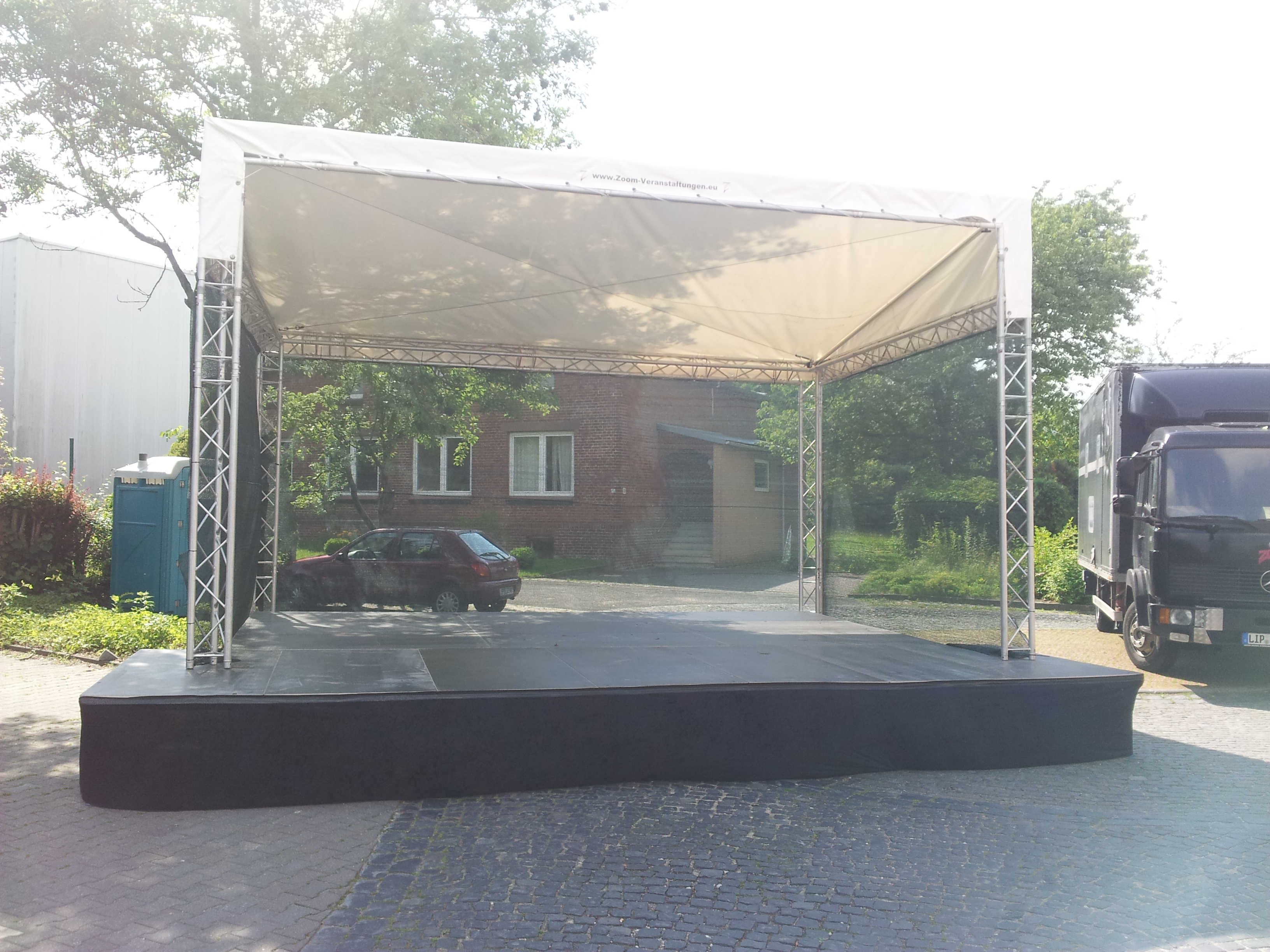 Bühne Zoom, 6x4m, aus Nivtec-System Podesten & Traversendach, Gazé 